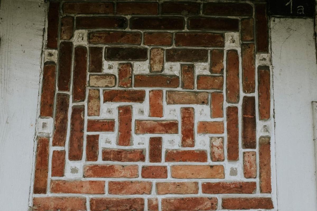 Backsteinmuster in einem Fachwerkfeld.
