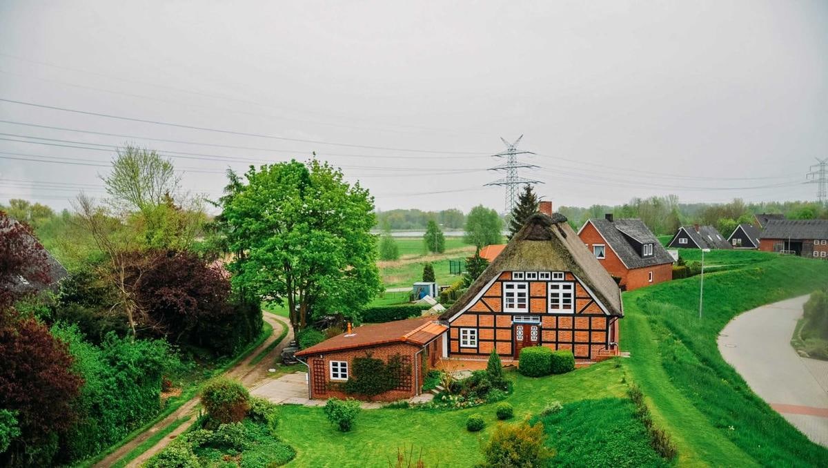 Reetdachhaus am Deich in Bützfleth