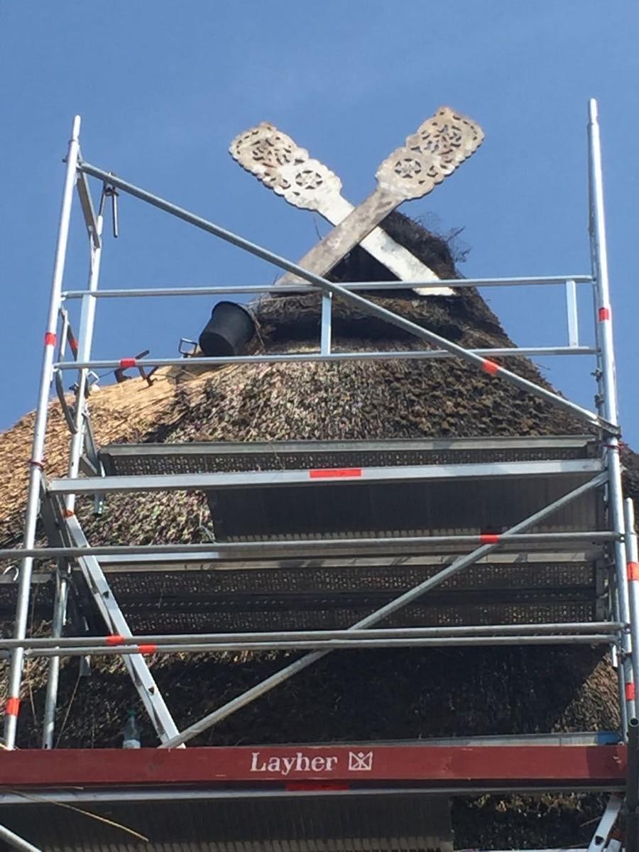 Gekreuzte Giebelbretter über einem Gerüstturm.