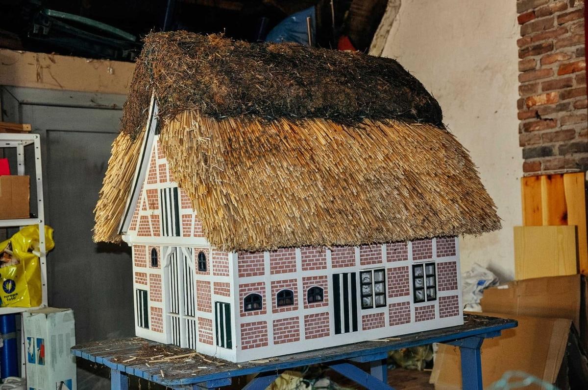 Großes Vogelhaus als Fachwerkhäuschen mit Reetdach.